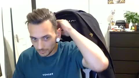 Snapshot of 2323gary chatting on October 9, 2:16 am 2323gary online show from October 9, 2:16 am