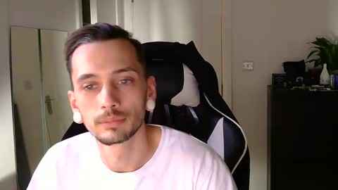 Snapshot of 2323gary chatting on February 28, 5:37 pm 2323gary online show from February 28, 5:37 pm