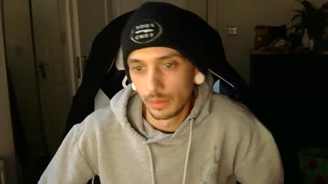 Snapshot of 2323gary chatting on February 18, 5:22 pm 2323gary online show from February 18, 5:22 pm