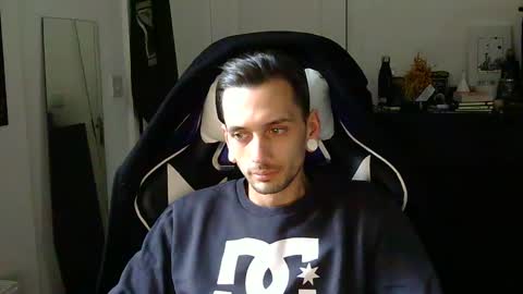 Snapshot of 2323gary chatting on January 2, 1:19 pm 2323gary online show from January 2, 1:19 pm