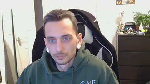 Snapshot of 2323gary chatting on October 19, 4:21 pm 2323gary online show from October 19, 4:21 pm