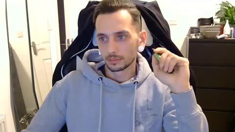 Snapshot of 2323gary chatting on February 25, 3:42 am 2323gary online show from February 25, 3:42 am