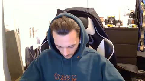 Snapshot of 2323gary chatting on January 26, 12:16 am 2323gary online show from January 26, 12:16 am