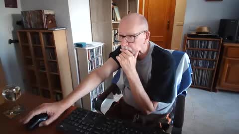  Papi  online show from April 19, 6:10 pm