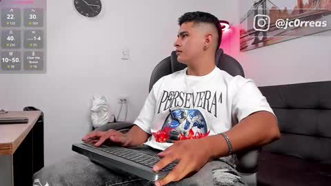 Snapshot of _juanes__ chatting on October 15, 10:28 pm _juanes__ online show from October 15, 10:28 pm