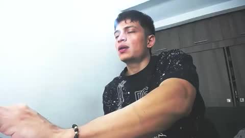 Juan Pablo-independent model online show from February 15, 7:51 am