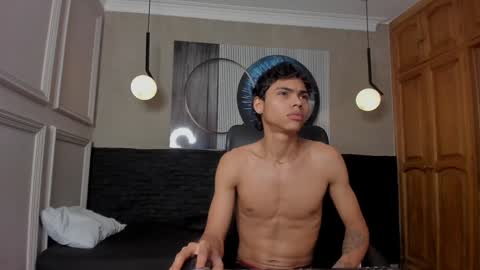 adam_piarse online show from December 19, 7:07 am