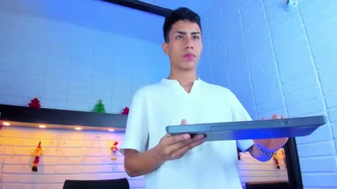 alannaughty_ online show from December 4, 9:13 pm