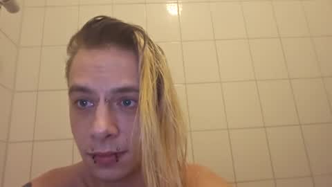 Snapshot of altboy010 chatting on December 27, 2:12 pm altboy010 online show from December 27, 2:12 pm