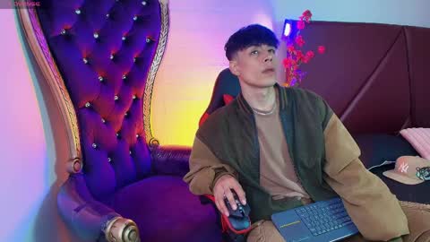 andreew_style_ online show from April 1, 9:01 pm