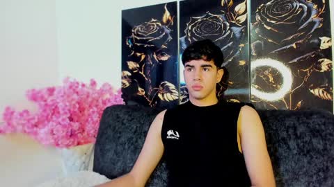 andy_wood1 online show from April 6, 1:01 pm