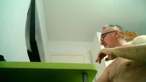 Snapshot of apixaba chatting on October 29, 10:02 pm furry bear online show from October 29, 10:02 pm