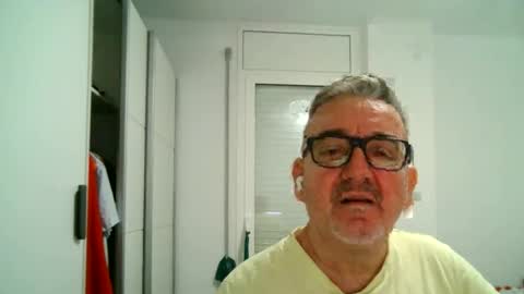 Snapshot of apixaba chatting on October 9, 11:53 pm furry bear online show from October 9, 11:53 pm