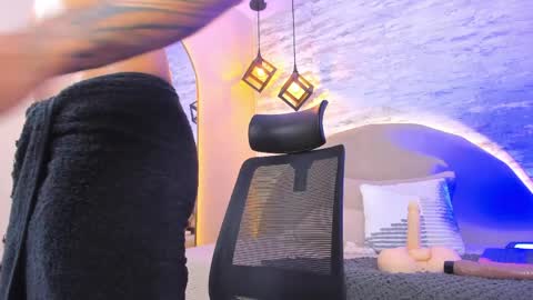 ARON BOLT online show from April 11, 7:45 am