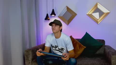 Axel online show from June 3, 6:35 pm