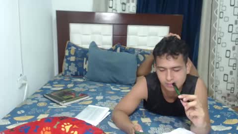 Snapshot of aziel_pantoja chatting on October 24, 10:55 pm Aziel Pantoja online show from October 24, 10:55 pm