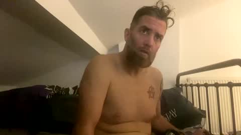 Snapshot of b4dafall44 chatting on December 12, 11:25 pm b4dafall44 online show from December 12, 11:25 pm