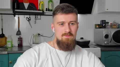 Snapshot of bearded_legend chatting on February 18, 10:14 pm Zeus online show from February 18, 10:14 pm