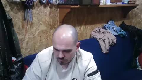 Em J online show from April 7, 9:37 pm