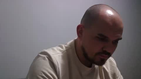 Em J online show from April 6, 8:31 pm