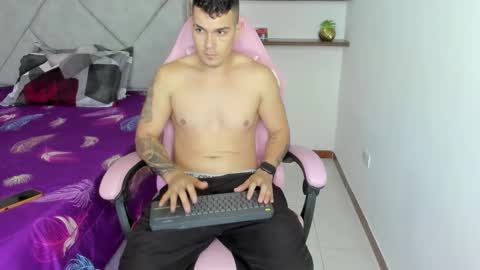 booyhott_ online show from December 5, 8:05 pm