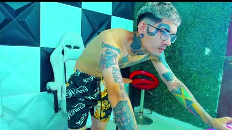 boy_tatto77 online show from March 10, 1:06 pm