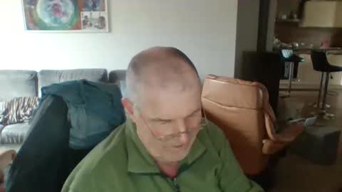 Snapshot of charles6064 chatting on February 18, 11:44 am charles6064 online show from February 18, 11:44 am