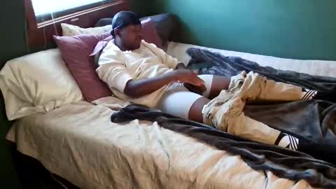 Que online show from April 28, 8:35 pm