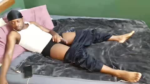 Que online show from April 27, 5:09 pm