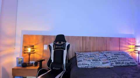 claytonburgues online show from April 15, 2:33 am