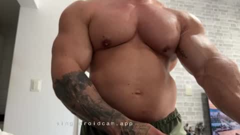couplemuscle40 online show from July 28, 4:39 pm