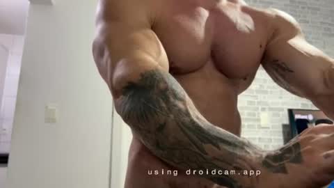 couplemuscle40 online show from June 11, 2:22 am