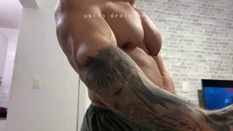 couplemuscle40 online show from July 28, 1:13 am