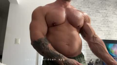 couplemuscle40 online show from July 28, 4:27 pm