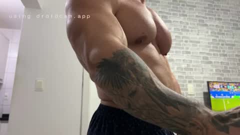couplemuscle40 online show from June 24, 11:18 pm