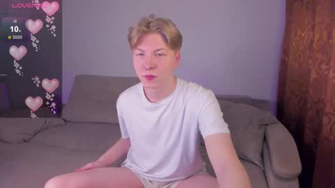 Snapshot of creamcherrystudio chatting on October 23, 1:20 am TheMikeSever online show from October 23, 1:20 am