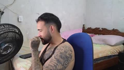 Snapshot of cris_simons chatting on January 31, 9:16 pm cris_simons online show from January 31, 9:16 pm