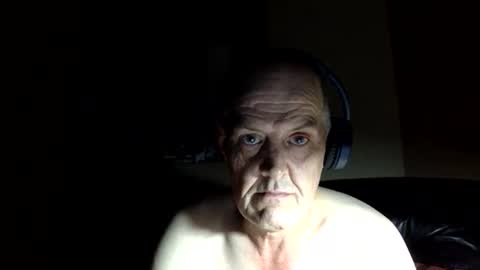 curvelover1977 online show from November 8, 8:45 pm