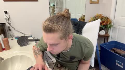 Snapshot of daddydaydrinkz chatting on February 15, 11:05 pm DaddydayDrinkz online show from February 15, 11:05 pm