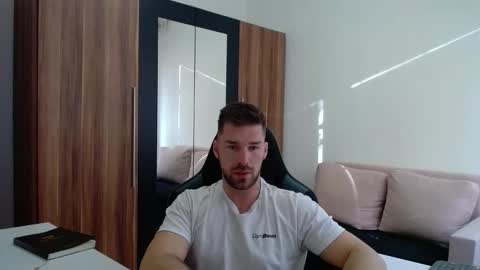 darius_94 online show from April 19, 5:29 am