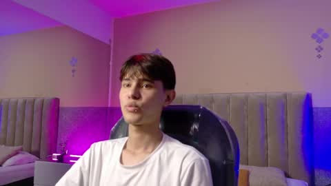 derek_sinn online show from April 7, 9:26 pm