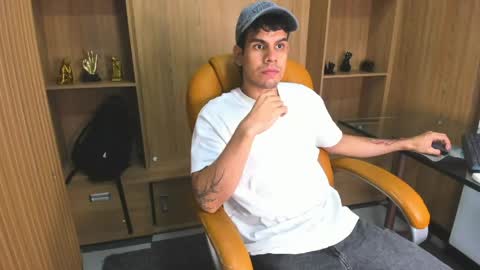 derek_voss online show from April 21, 11:49 am