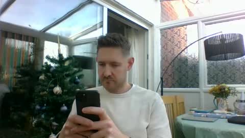 Snapshot of dirtylondon729 chatting on December 16, 11:33 am Exhibitionist Ben online show from December 16, 11:33 am