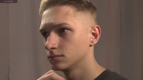 Dustyn online show from December 18, 2:28 pm