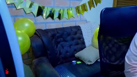 D Y L A N online show from March 25, 9:02 am