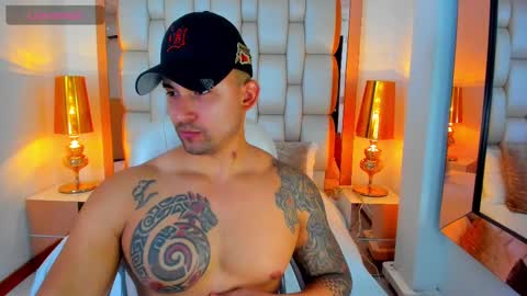 E L L I O T    V E L E Z online show from February 10, 8:21 pm