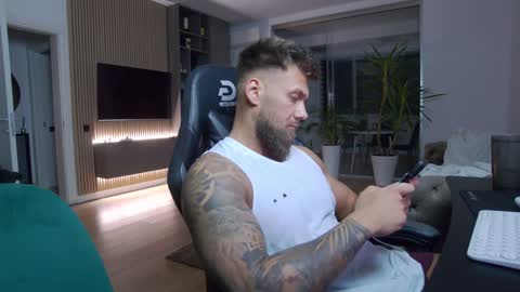 Erik online show from December 15, 7:31 pm