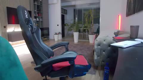 Erik online show from October 5, 6:45 pm