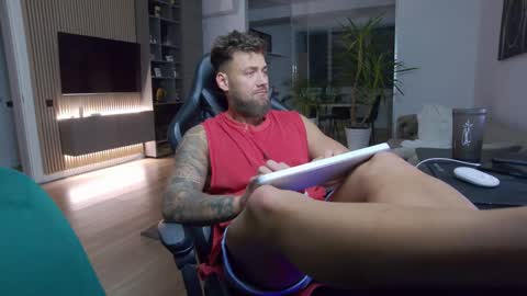 Erik online show from December 17, 7:37 pm