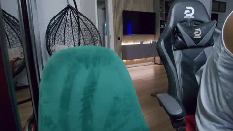 Erik online show from April 17, 9:50 pm